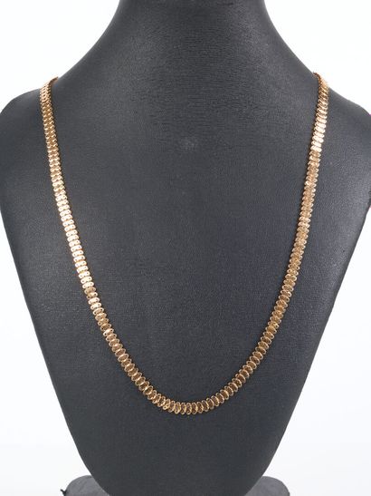 Fancy mesh gold necklace. Length: 49 cm....