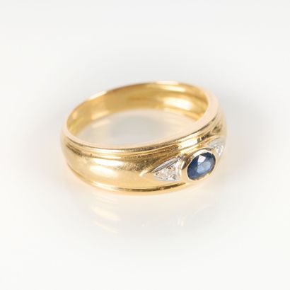 Two-tone gold ring (750‰), adorned with an...