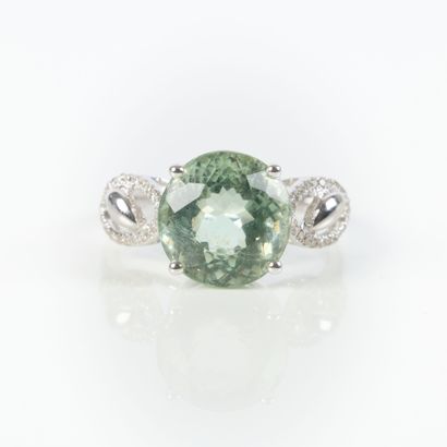 Ring in white gold (750‰), set with a round...