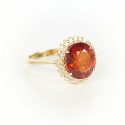 Gold ring (750‰) set with an oval spessartite...
