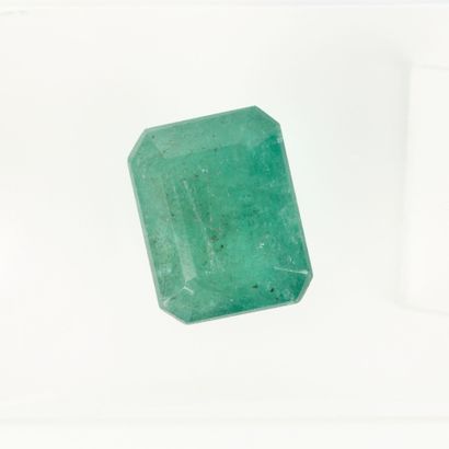 Emerald cut under seal with its certificate...