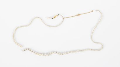 Necklace of fine or cultured pearls (diam....
