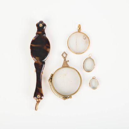 Lot: 
- 3 gold-encircled photo holder pendants....
