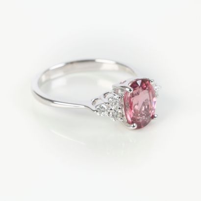 White gold ring (750‰) set with an oval-cut...