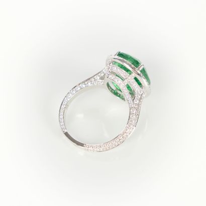 White gold (750‰) ring set with an oval natural...