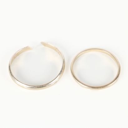 2 white gold wedding rings, engraved. TDD...