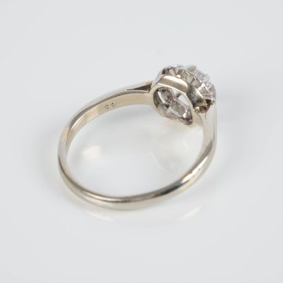 White gold (750‰) and platinum solitaire...