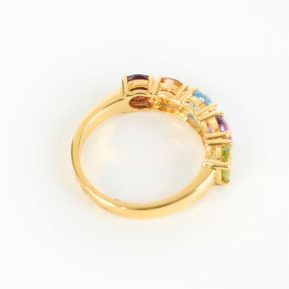 Yellow gold ring (750‰), set with a peridot,...