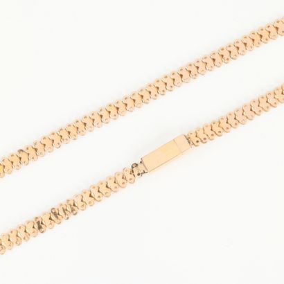 Fancy mesh gold necklace. Length: 49 cm....