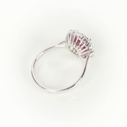 White gold (750‰) daisy ring set with a natural...