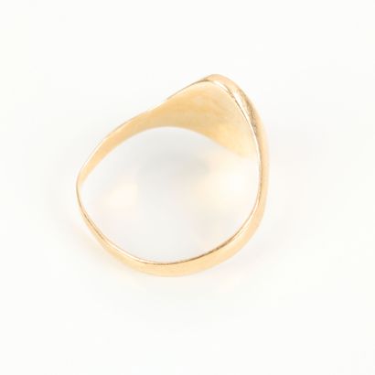 Gold signet ring, engraved B. TDD 60. 5.87...