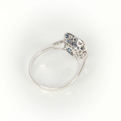 White gold (750‰) ring set with sapphires...