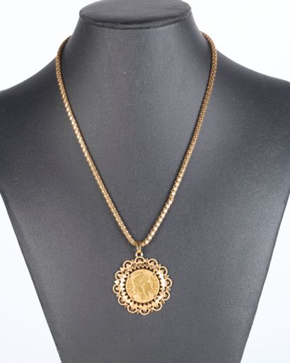 Faceted gold necklace holding a pendant set...
