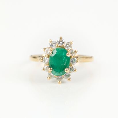 Gold (750‰) daisy ring set with an oval emerald...
