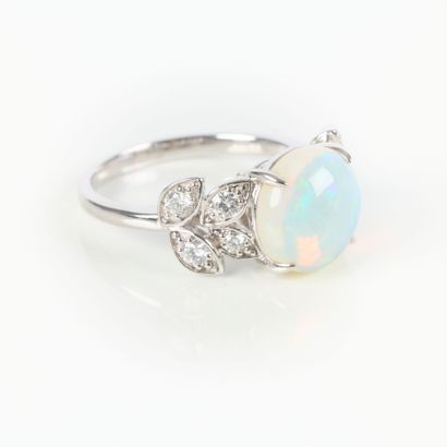 White gold ring (750‰), set with a round-cut...