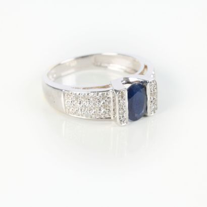 White gold ring (750‰), set with an oval-cut...