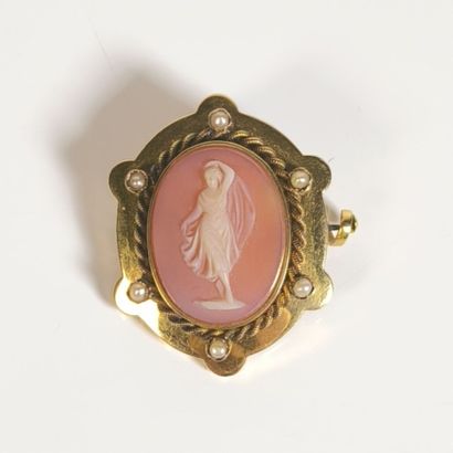 Gold brooch set with an oval hardstone cameo...