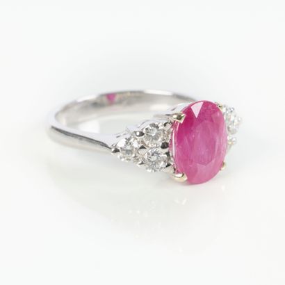 Ring in white gold (750‰), set with an oval-cut...