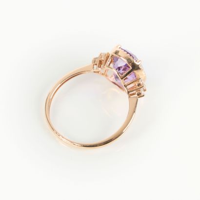 Pink gold ring (750‰), set with an oval-cut...