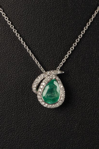 White gold (750‰) pendant, stylized setting...
