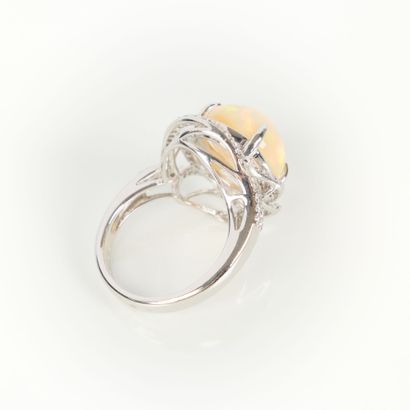 White gold (750‰) ring set with an oval cabochon...