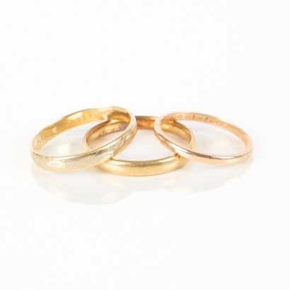 3 gold wedding rings, engraved. 5.50 g 18...