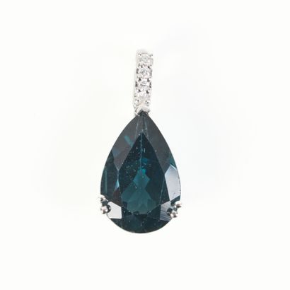 White gold pendant (750‰), set with a pear-cut...