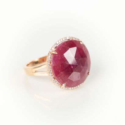 Important pink gold ring (750‰) set with...