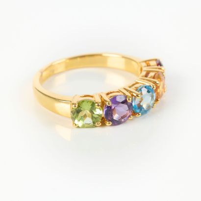 Yellow gold ring (750‰), set with a peridot,...