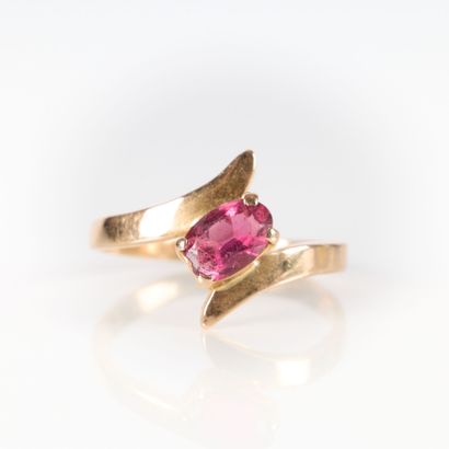 Pink gold ring (750‰), set with an oval pink...