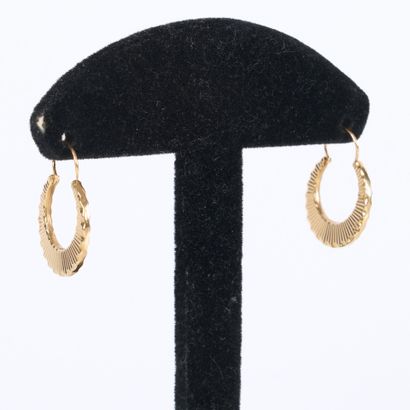 Pair of gold creoles (750‰). Height 2.4 cm....
