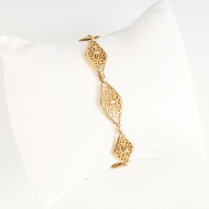 Gold bracelet, filigree diamond links. Late...