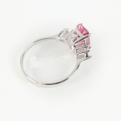 White gold ring (750‰) set with an emerald-cut...