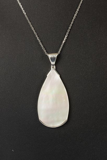 Silver pendant with mother-of-pearl drop....