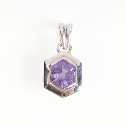 White gold pendant featuring a closed-setting...