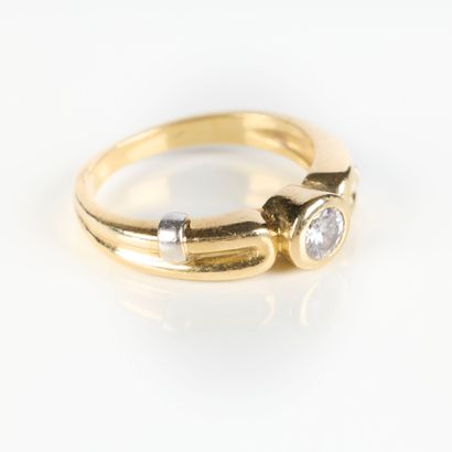 Two-tone gold ring (750‰), set with a round...
