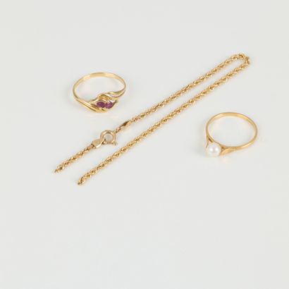 3 jewels:
- Gold curb chain. 18 cm. accident
-...