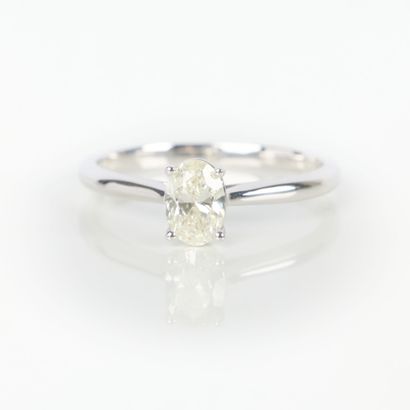 Solitaire in white gold (750‰) set with an...