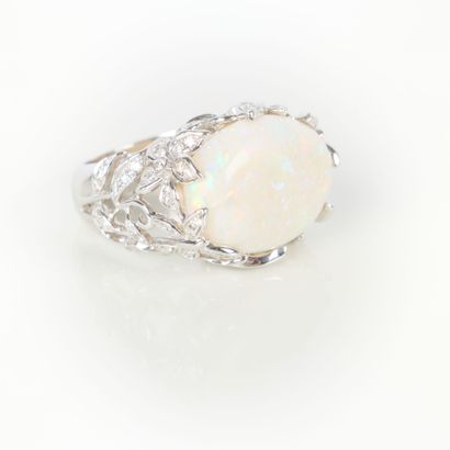 A large white gold (750‰) ring set with an...