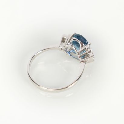 White gold ring (750‰) set with an oval sapphire...