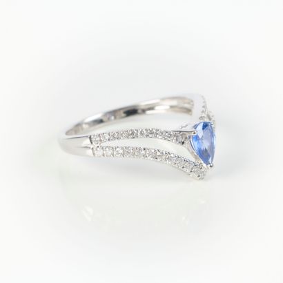 White gold ring (750‰) set with a pear-cut...