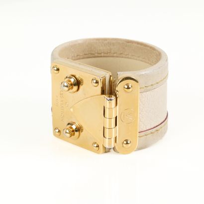 LOUIS VUITTON. Cream grained leather 