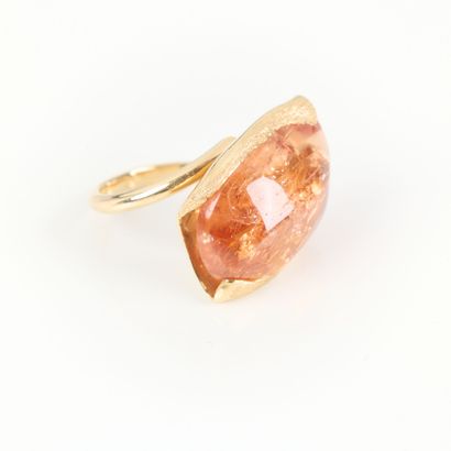 Important contemporary ring in polished gold...