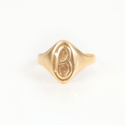 Gold signet ring, engraved B. TDD 60. 5.87...