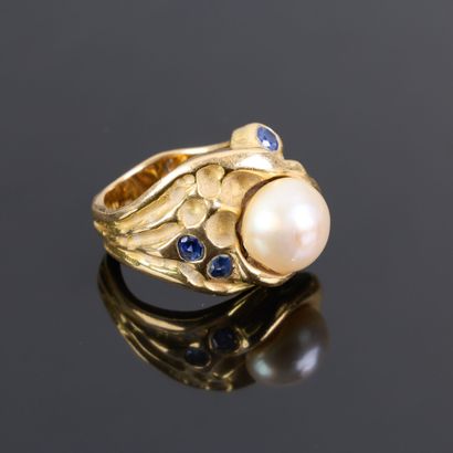 Important contemporary gold ring set with...