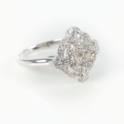 White gold ring (750‰), set with a round...