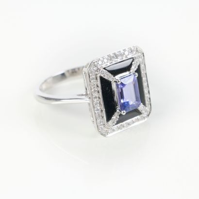 Ring in white gold (750‰), set with an emerald-cut...