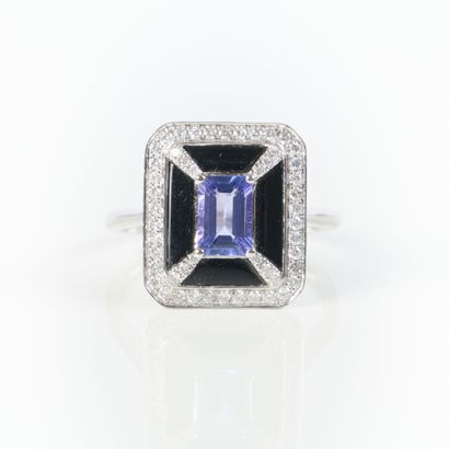 Ring in white gold (750‰), set with an emerald-cut...