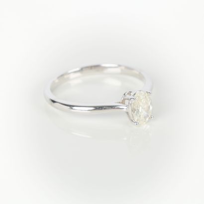 Solitaire in white gold (750‰) set with an...