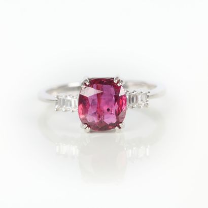 White gold ring (750‰) set with an oval ruby...